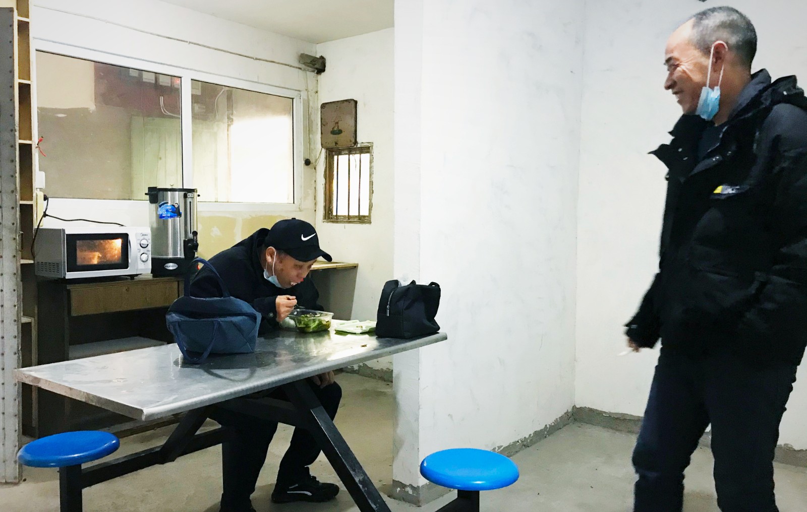 10月份，公司新租建駕駛員休息室之一，駕駛員在休息室內(nèi)愉悅休息與交談.jpg